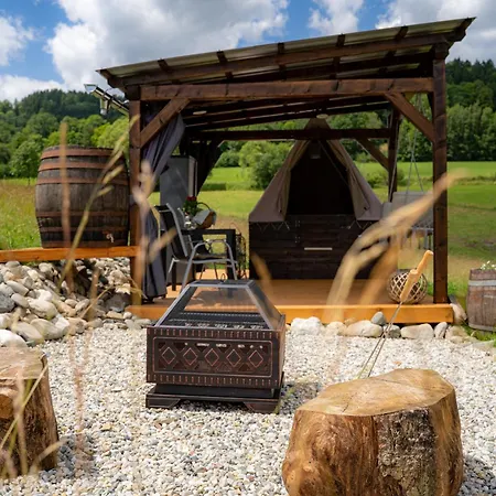 Lüks kamp alanı Glamping S Piknikem U Koni *